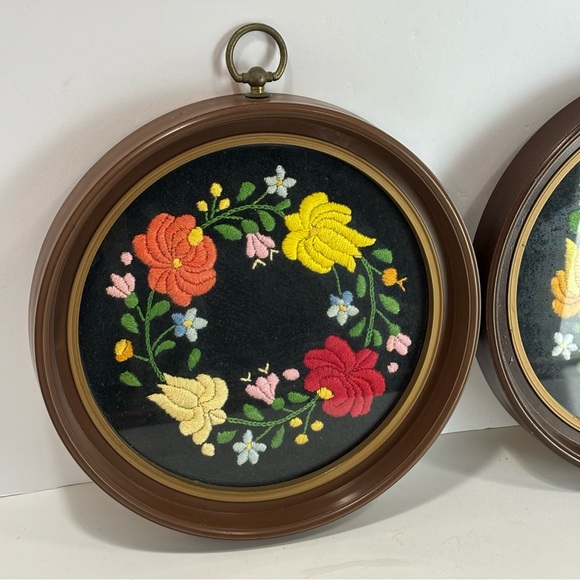 Lot Of 2 Vtg Hungarian Framed Folk Art Floral Crewel Embroidery Round Hanging 9” - Picture 2 of 5